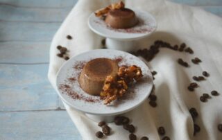 Carl Tode Göttingen präsentiert Rezept für Kaffee Panna Cotta, mit Walnüssen, Dessert