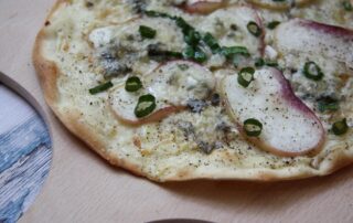 Rezept für Flammkuchen vom Grill, drei verschiedene Varianten, Pfirsich, Gorgonzola, Lachs, Speck, Carl Tode Göttingen
