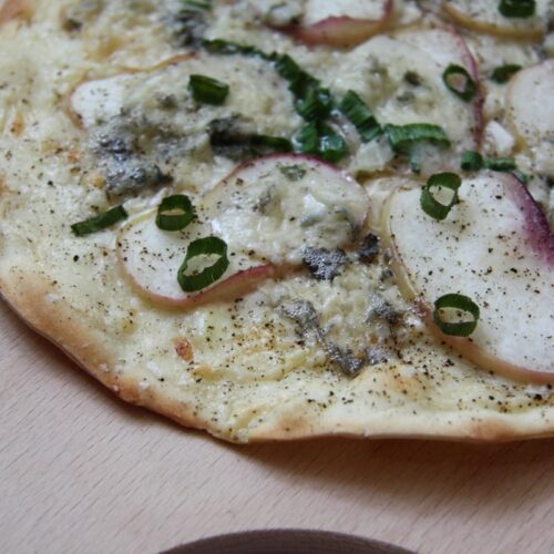 Rezept für Flammkuchen vom Grill, drei verschiedene Varianten, Pfirsich, Gorgonzola, Lachs, Speck, Carl Tode Göttingen