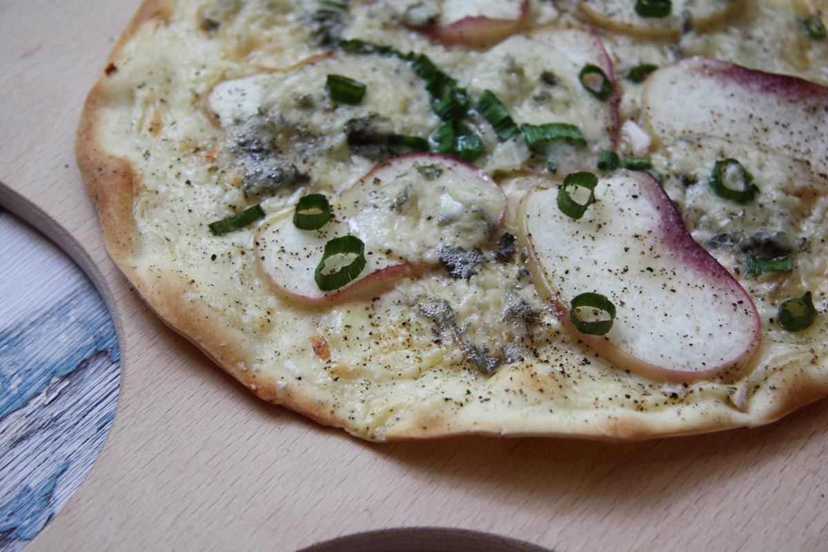 2016-06-29-Rezept-Flammkuchen-Pfirsich-Gorgonzola-Carl-Tode-Goettingen-006 Rezept für Flammkuchen vom Grill, drei verschiedene Varianten, Pfirsich, Gorgonzola, Lachs, Speck, Carl Tode Göttingen