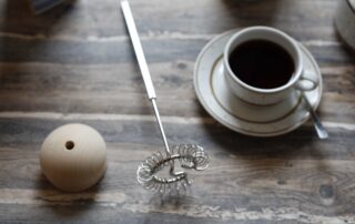 Manueller Milchaufschäumer bei Carl Tode Göttingen, Milchschäumer, hergestellt in Niedersachsen, Messing, Edelstahl und Buchenholz