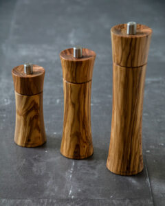 Carl Tode bietet die Salz- und Pfeffermühlen von Zassenhaus aus Olivenholz an