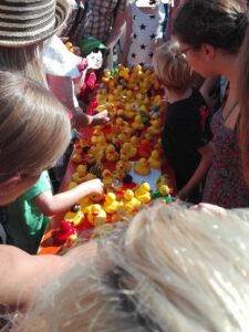 Carl Tode beim Entenrennen mit vielen gelben Enten