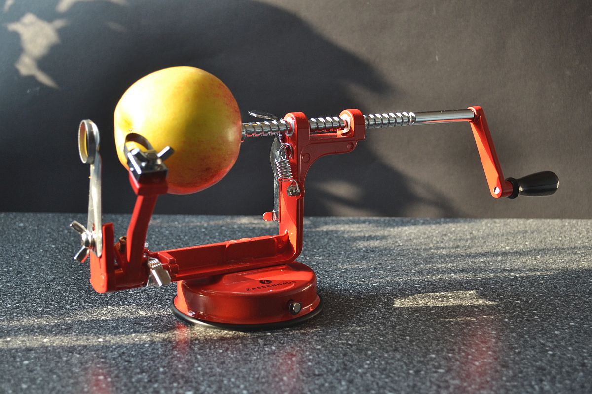 Äpfel ganz schnell schälen mit der Apfelschälmaschine von Zassenhaus, Carl Tode Göttingen