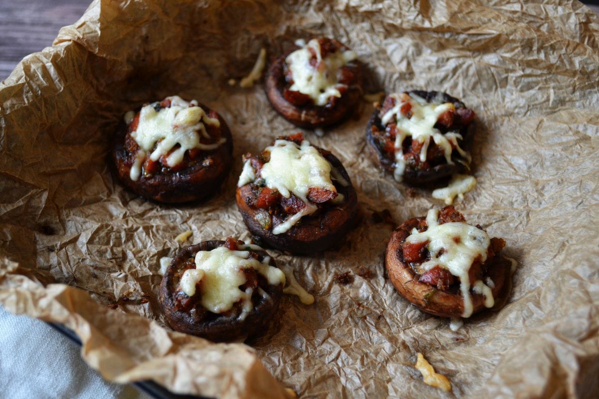 rezept-champignons-carl-tode-goettingen-01 Rezept für gefüllte Champignons, low carb und lecker, ohne Kohlenhydrate, Cabanossi, Pilze, Carl Tode Göttingen