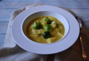 Carl Tode Göttingen präsentiert Rezept für fruchtiges scharfes Curry mit Rosenkohl und Kartoffeln, jetzt ausprobieren