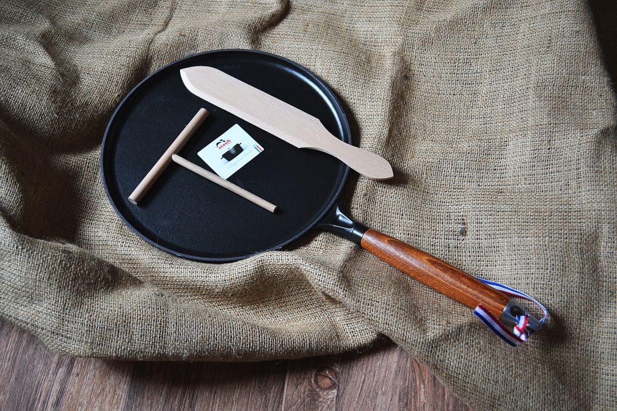 produkt-staub-pfanne-carl-tode-goettingen-01 Induktionsgeeignete Pfanne für Crepe, Gusseisen, Staub, Carl Tode Göttingen