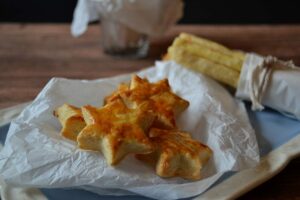 Rezept für selbstgemachte Käsestangen, mit Kräutern, knusprig und lecker, Carl Tode Göttingen