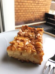 Käsekuchen, mit Hefeteigboden und Knusperkruste, Haselnuss oder Mandel, Rezept, Kundenrezept, Carl Tode Göttingen