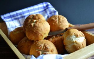 Rezept für selbstgemachte Laugenbrötchen, mit Schinken und Käse gefüllt, Carl Tode Göttingen