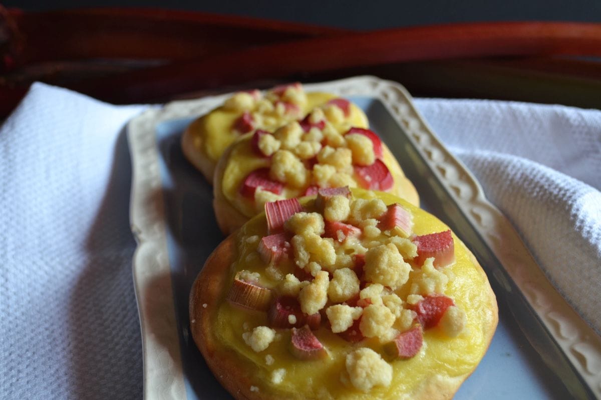 Rezept-Rhabarber-Hefeteil-Carl-Tode-Göttingen-02 Hefeteilchen mit Rhabarber und Vanillepudding, Carl Tode Göttingen, Rezept, Streusel