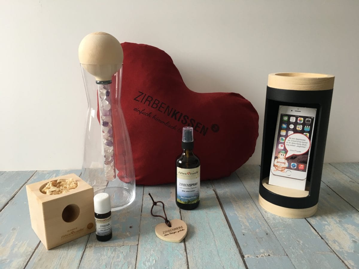 2018-03-Zirbenfamilie-Carl-Tode (1) Zirbe, gesundheit, Wohlbefinden, Kissen, Zirbenkissen, NightHolder, Zirbenwürfel, Zirbenkugel, Zirbenöl, Zirbenspray, Carl Tode, Zirbenfamilie, Göttingen