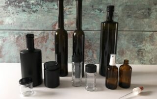 Etivera, Flaschen, Gläser, Vorrat, Aufbewahrung, bevorraten, Streuer, Gewürzglas, Sprühflasche, Pipette, Ölflaschen, Ausgießer, dunkle Flaschen, Marmelade, Gelee, Konfitüre, Einkochen, Carl Tode, Göttingen