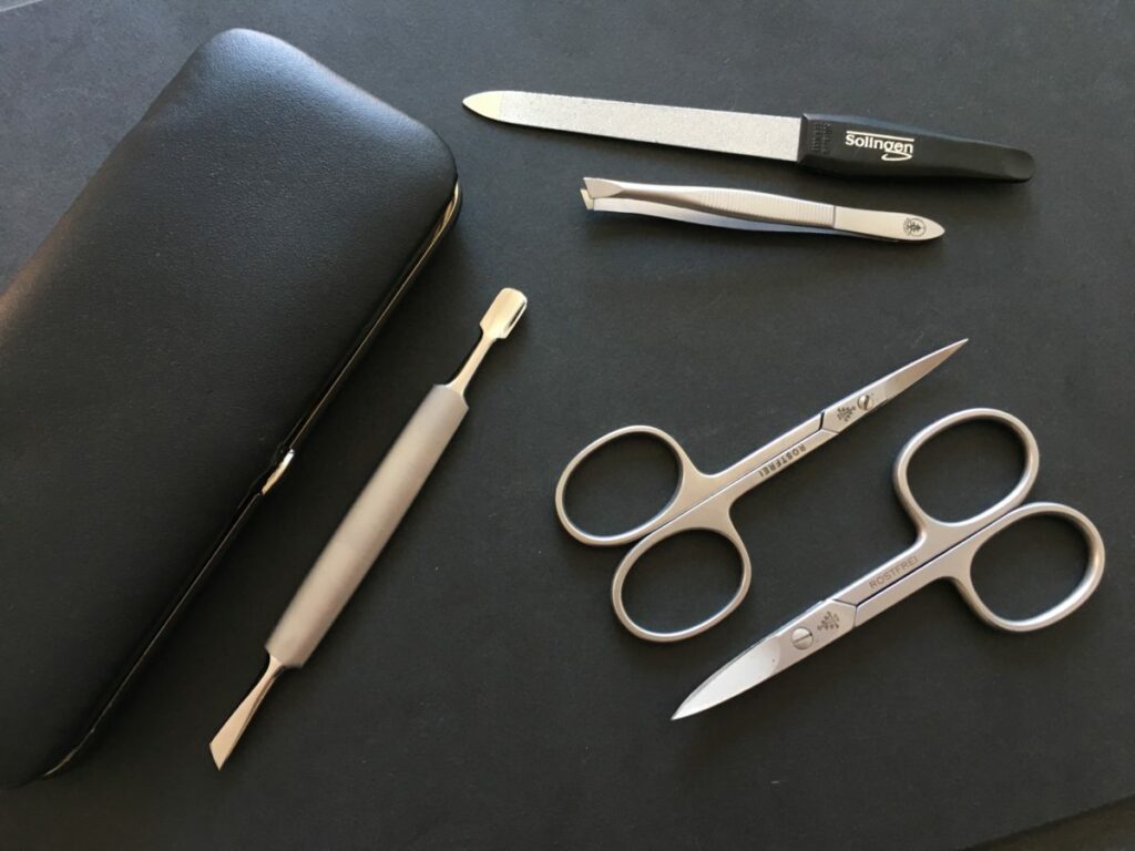 Maniküre, Pediküre, Halbach, Nagelschere, Nagelfeile, Pinzette, Beauty, Kosmetik, Echtleder, Carl Tode, Göttingen