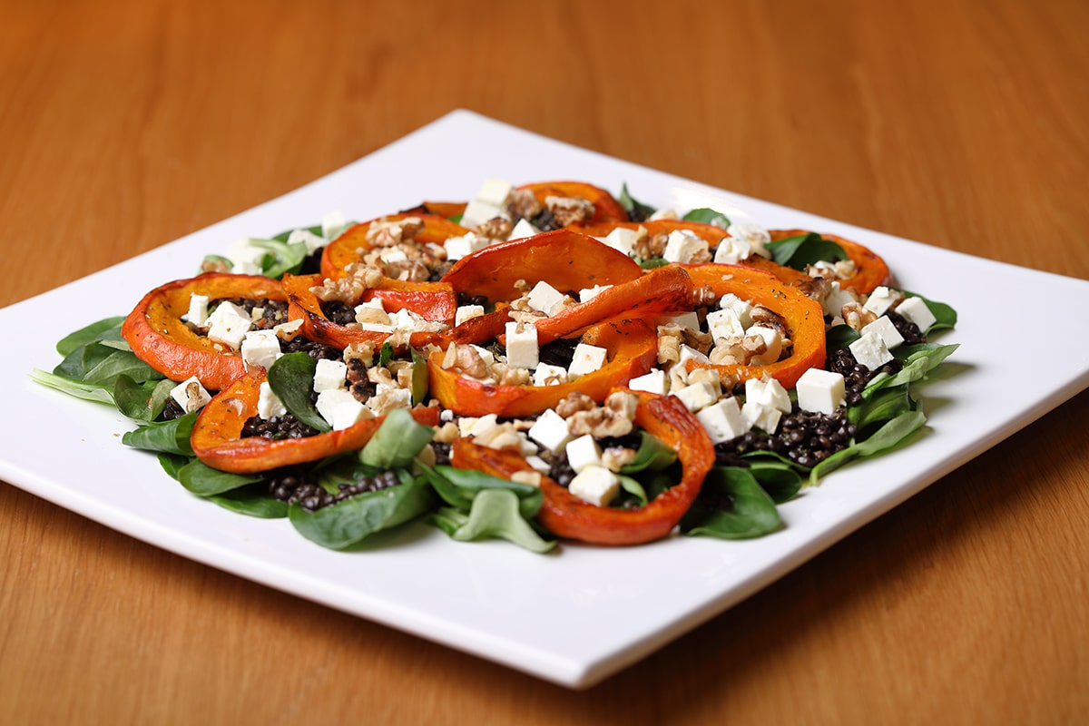 2018-10-Belugalinsen-Salat-mit Kürbis-Rezept-Carl-Tode-Göttingen Hokkaidokürbis, Belugalinsen, Balsamicoessig mit Honig, Senf und Orangensaft