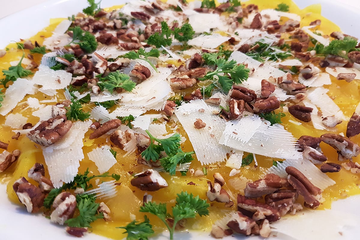 2018-10-Gelbe-Beete-Carpaccio-Rezept-Carl-Tode-Göttingen Rote Beete, gelbe Beete, Parmesan, Olivenöl, Walnüsse