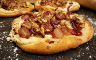 Winzerfladen, Hefeteig, Schmand, Zwiebel, Weintrauben, herzhaft, vegetarisch, selbstgemacht, Rezept, Carl Tode, Göttingen
