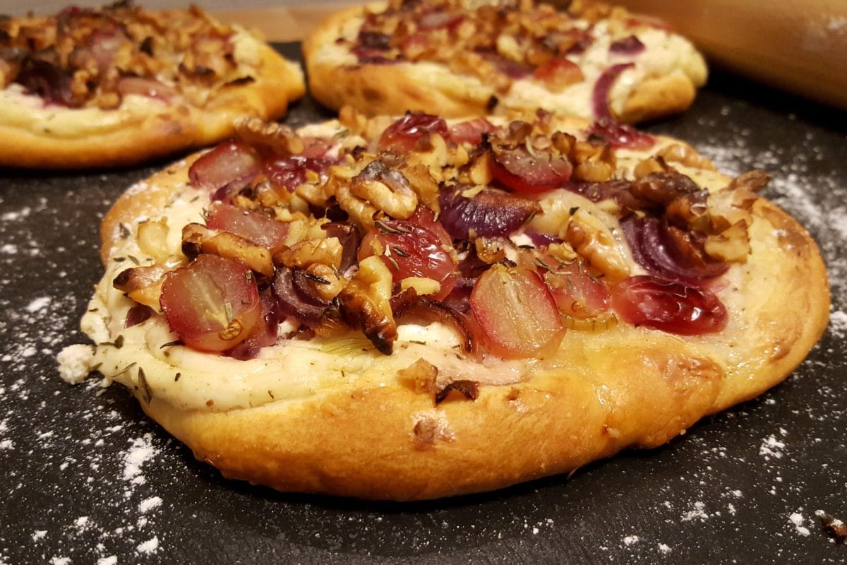 2018-12-Winzerfladen-Rezept-Carl-Tode-Göttingen (1) Winzerfladen, Hefeteig, Schmand, Zwiebel, Weintrauben, herzhaft, vegetarisch, selbstgemacht, Rezept, Carl Tode, Göttingen