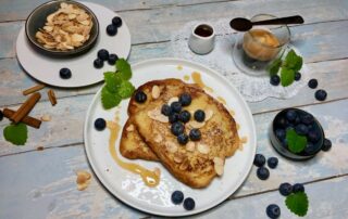 French Toast, Arme Ritter, Resteessen, Mandeln, Ahornsirup, Blaubeeren, Heidelbeeren, Frühstück, Espresso, lecker, Rezept, Carl Tode, Göttingen