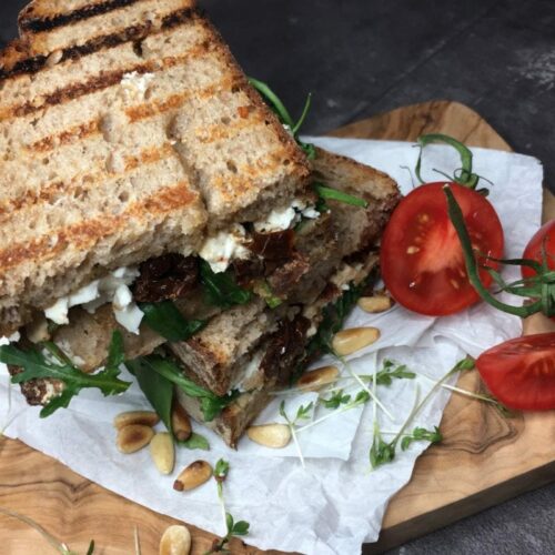 Rustikal, Sandwich, Bauernbrot, Pausenbrot, Mittagspause, unterwegs, 2go, mediterran, Rauke, getrocknete Tomaten, Feta, Pinienkerne, leicht warm, aufgewärmt, lecker, Rezept, Carl Tode, Göttingen, Haushaltswaren