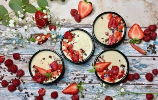 Mandelmilch, Mandelmus, Himbeeren, Erdbeeren, Kakaonibs, vegan, Mandel Panna Cotta, Panna Cotta, ohne Milch, keine tierischen Produkte, Rezept, einfach, Dessert, Süßspeise, Carl Tode, Göttingen