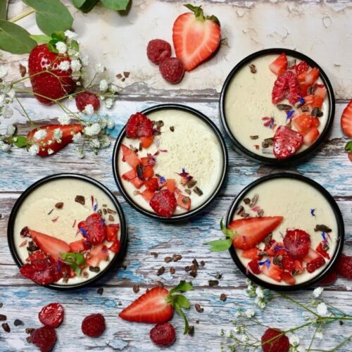 Mandelmilch, Mandelmus, Himbeeren, Erdbeeren, Kakaonibs, vegan, Mandel Panna Cotta, Panna Cotta, ohne Milch, keine tierischen Produkte, Rezept, einfach, Dessert, Süßspeise, Carl Tode, Göttingen