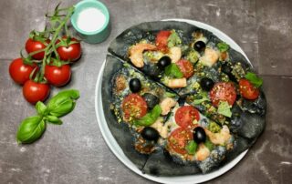 Schwarze Pizza, Aktivkohle, Superfood, Basilikum, Garnelen, Pizza, Pistazien, Tomaten, Mozzarella, Carl Tode, Rezept, Göttingen