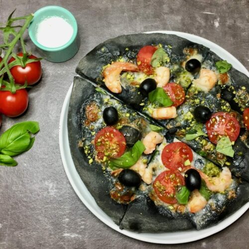 Schwarze Pizza, Aktivkohle, Superfood, Basilikum, Garnelen, Pizza, Pistazien, Tomaten, Mozzarella, Carl Tode, Rezept, Göttingen