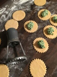 Ravioli, Bärlauch, Bärlauchravioli, hausgemacht, Nudeln, Pasta, Nudelteig, Ricotta, Rezept, Zitronensauce, Parmesan, Pinienkerne, Carl Tode, Göttingen