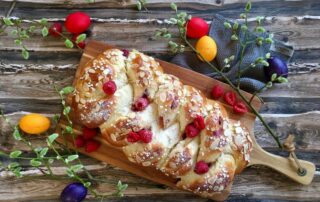 Osterzopf, Vanillepudding, Himbeeren, Füllung, Hefeteig, Hefezopf, Hefekranz, geflochten, bunte Eier, Rezept, Carl Tode