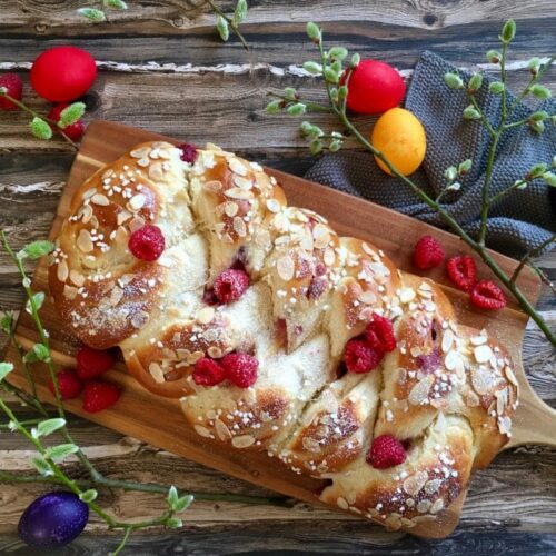 Osterzopf, Vanillepudding, Himbeeren, Füllung, Hefeteig, Hefezopf, Hefekranz, geflochten, bunte Eier, Rezept, Carl Tode