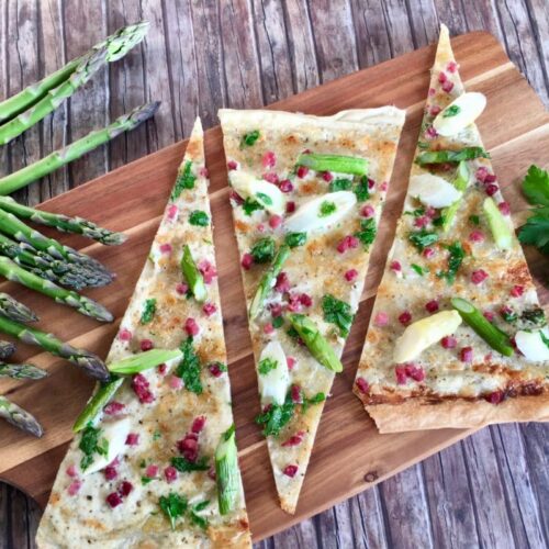Flammkuchen, Parmesan, Spargel, Grüner Spargel, Schmandcreme, Petersilie, Schinken, lecker, aus dem Ofen, backen, Rezept, Carl Tode, Göttingen, Spargelzeit