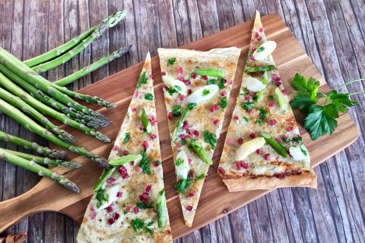 2019_04_Flammkuchen_Spargel_Rezept_Carl_Tode_Göttingen_IMG_2790 (1) Flammkuchen, Parmesan, Spargel, Grüner Spargel, Schmandcreme, Petersilie, Schinken, lecker, aus dem Ofen, backen, Rezept, Carl Tode, Göttingen, Spargelzeit
