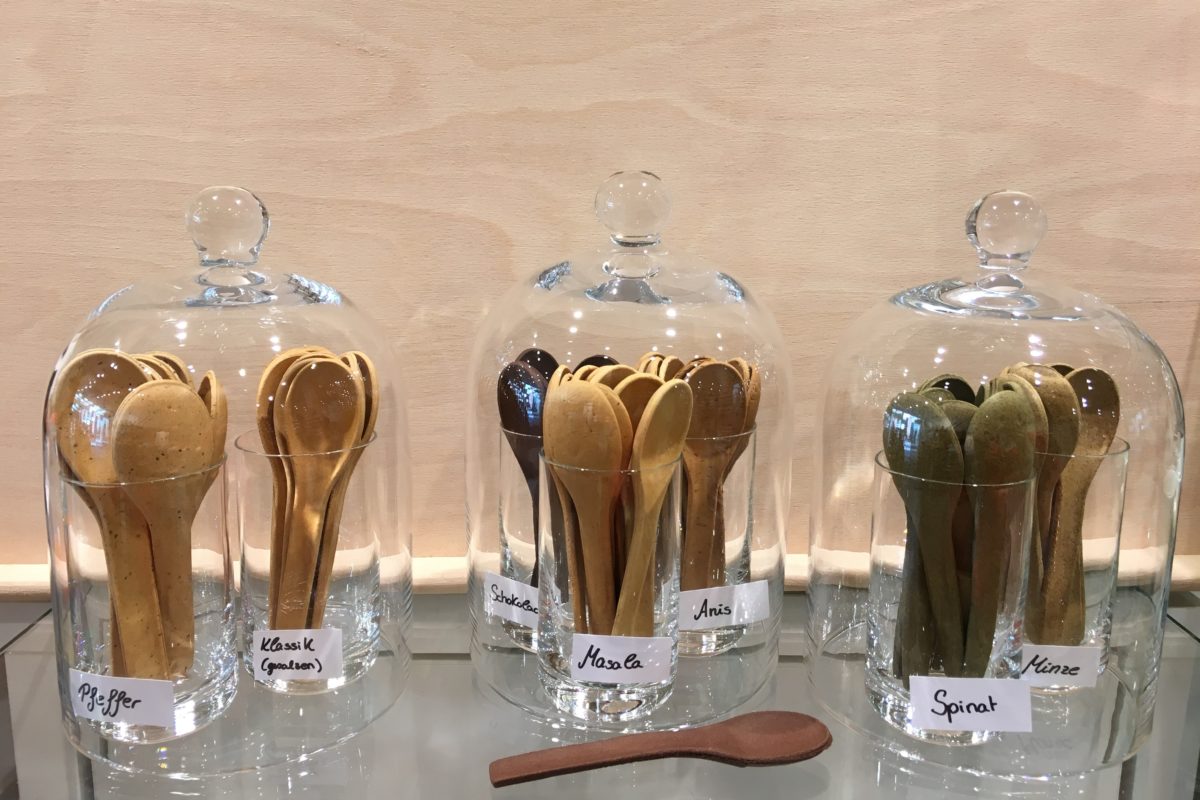 2019_07_Kulero_Löffel_essbar_Carl_Tode_Göttingen (3a) Kulero, Löffel, essbar, kein Plastik, no waste, schmackhaft, indien, Geschmacksrichtungen, Schokolade, Pfeffer, Spinat, Carl Tode, Göttingen