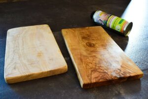 Direkter Vergleich Holz-Schneidebrett geölt und ungeölt. Mit HeliaCARE nachhaltig, lebensmittelecht und hygienisch ölen. Bei Tode.