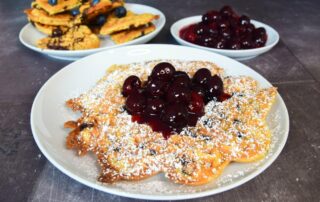 Herrlich knusprige vegan Waffeln mit Kirschkompott!
