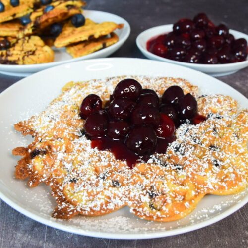 Herrlich knusprige vegan Waffeln mit Kirschkompott!