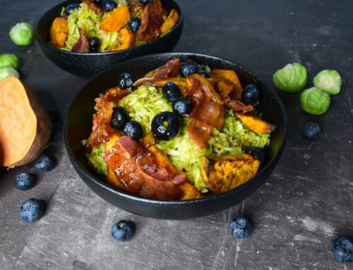 Rosenkohlsalat mit Heidelbeeren und Bacon