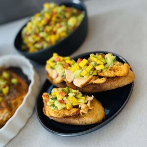 Gegrillter Lachs mit fruchtiger Salsa auf geröstetem Brot!