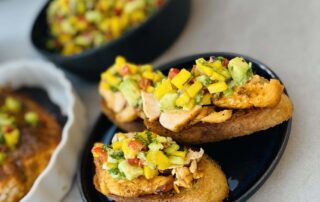 Gegrillter Lachs mit fruchtiger Salsa auf geröstetem Brot!